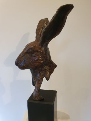 L'observateur-de waarnemer is een bronzen portret van een haas | bronzen beelden en tuinbeelden, figurative bronze sculptures van Jeanette Jansen |
